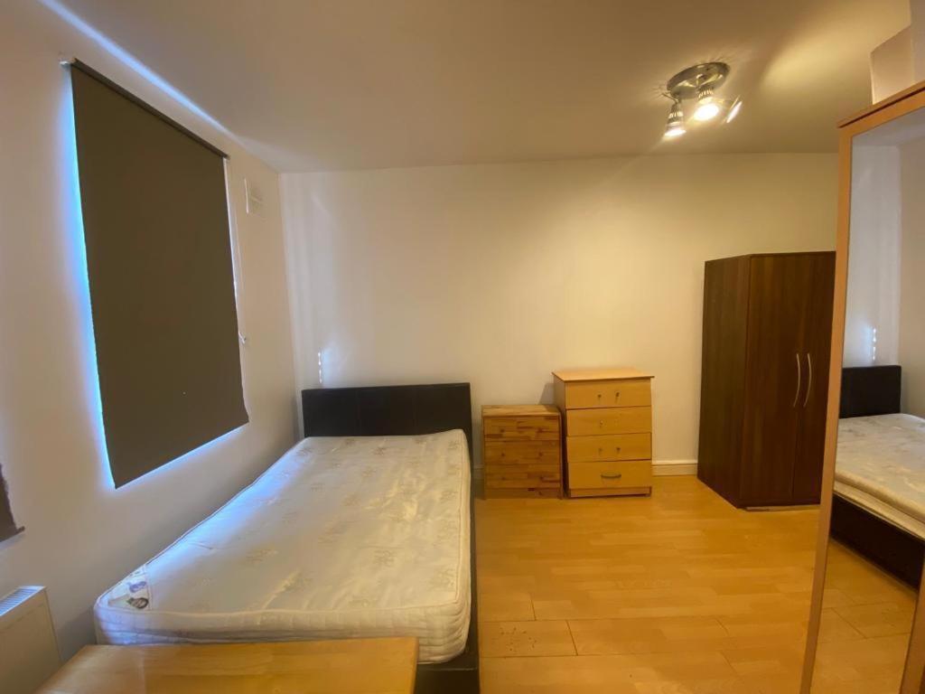 Golders Way Rooms Лондон Экстерьер фото